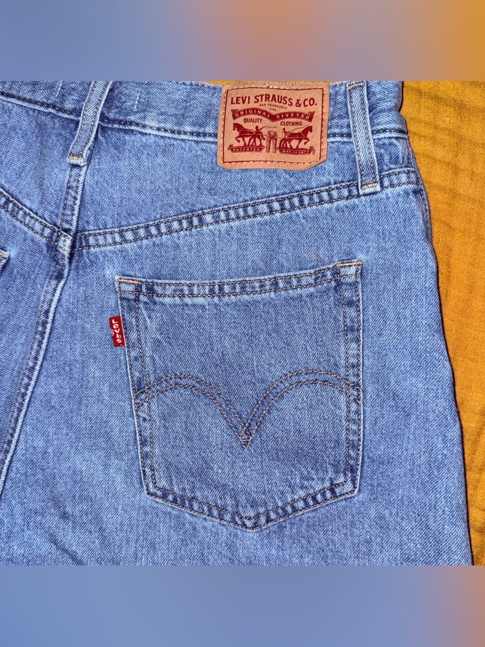 Levis High Waisted Mom Shorts 30 - Picture 4 of 4